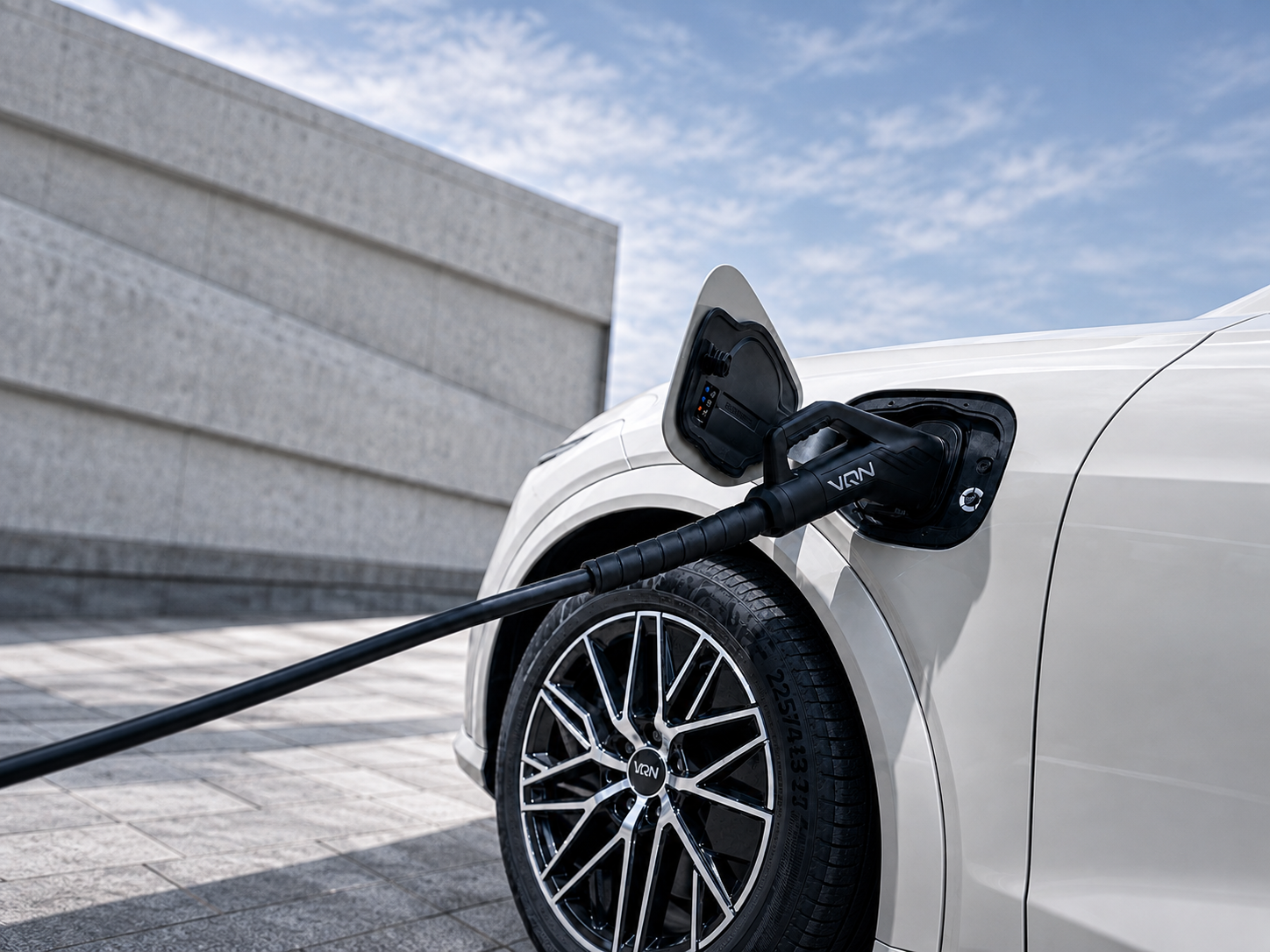 Detail nabíjení bílého elektromobilu VQN